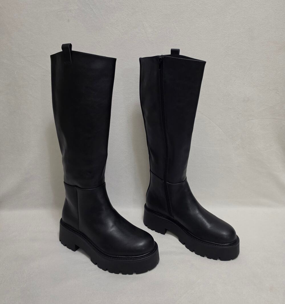 Madden Girl CROWWW Womenโs Size 8.5M Black Faux Leather Knee High Lug Sole Boots